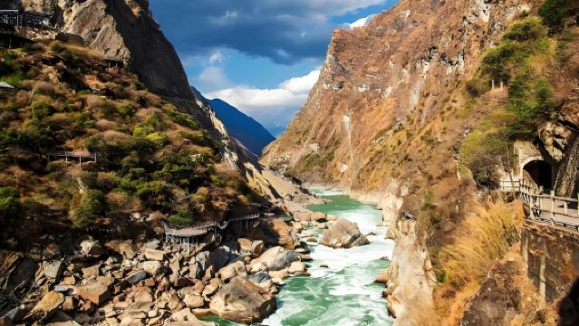 Lijiang Top Pick Hiking Tour: One-Day English Mini-Group to Tiger Leaping Gorge