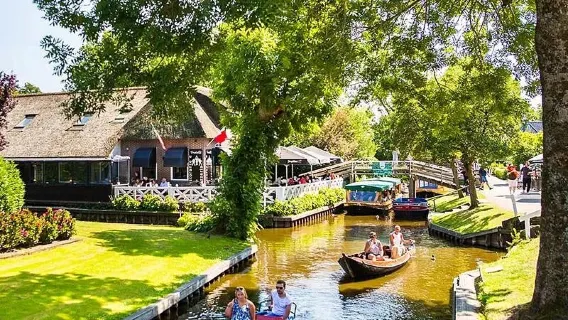 From Amsterdam: Giethoorn 1-day tour (includes 1-hour round-trip cruise)