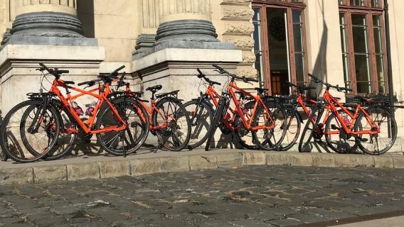 Budapest: Historic Downtown Bicycle Ride with Scenic Views