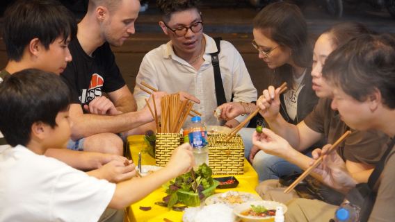 ทัวร์เดินชิมอาหารในย่านเมืองเก่าของฮานอย (ทางเลือก: เที่ยวชมถนนรถไฟ)