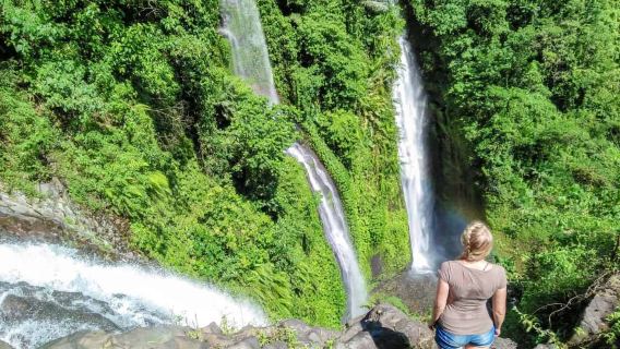 Откройте для себя природные чудеса Бали: самый большой водопад, трекинг по рисовым полям, прыжки со скал и водные горки.