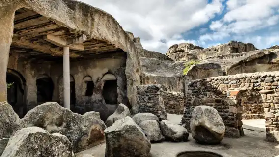 จากทบิลิซี: ทริปวันเดียวที่ Mtskheta และ Uplistsikhe - ชิมไวน์