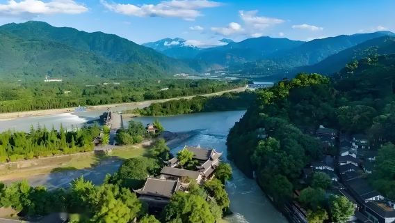 Chengdu Dujiangyan and Qingcheng Mountain English Group Day Tour : Explore Ancient Water Conservancy and Natural Culture