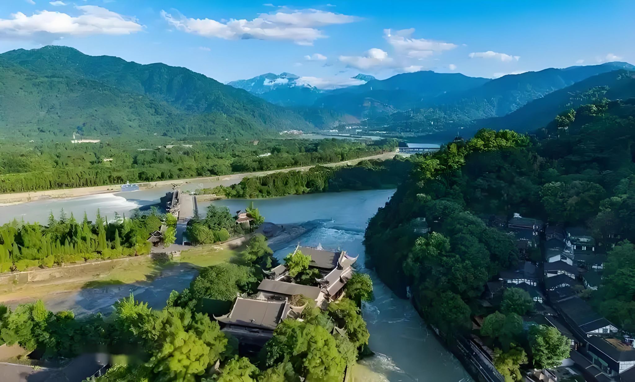 Tour di un giorno a Chengdu Dujiangyan e al monte Qingcheng (gruppo in inglese condiviso): esplora l'antica riserva idrica e la cultura naturale