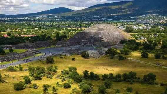 Tour zu Teotihuacán, Tlatelolco und der Basilika Unserer Lieben Frau von Guadalupe (englischsprachige Gruppe)