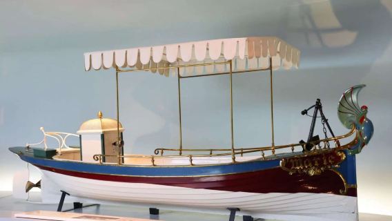 Excursión de un día al Museo Mercedes-Benz, la Ópera Estatal de Stuttgart y los Jardines Superiores del Palacio