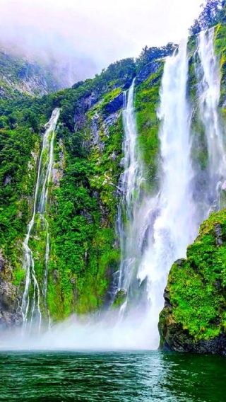 Queenstown round-trip: Milford Sound / Piopiotahi 1-day tour by Mercedes minibus group | Includes small sightseeing cruise ticket