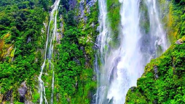 Queenstown round-trip: Milford Sound / Piopiotahi 1-day tour by Mercedes minibus group | Includes small sightseeing cruise ticket