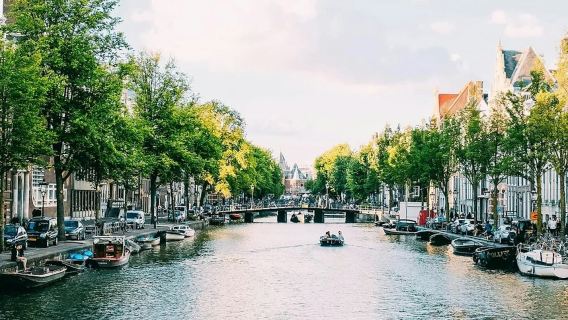 อัมสเตอร์ดัม: เกมปริศนาแบบเดินสำรวจเองที่จัตุรัสแดมสแควร์