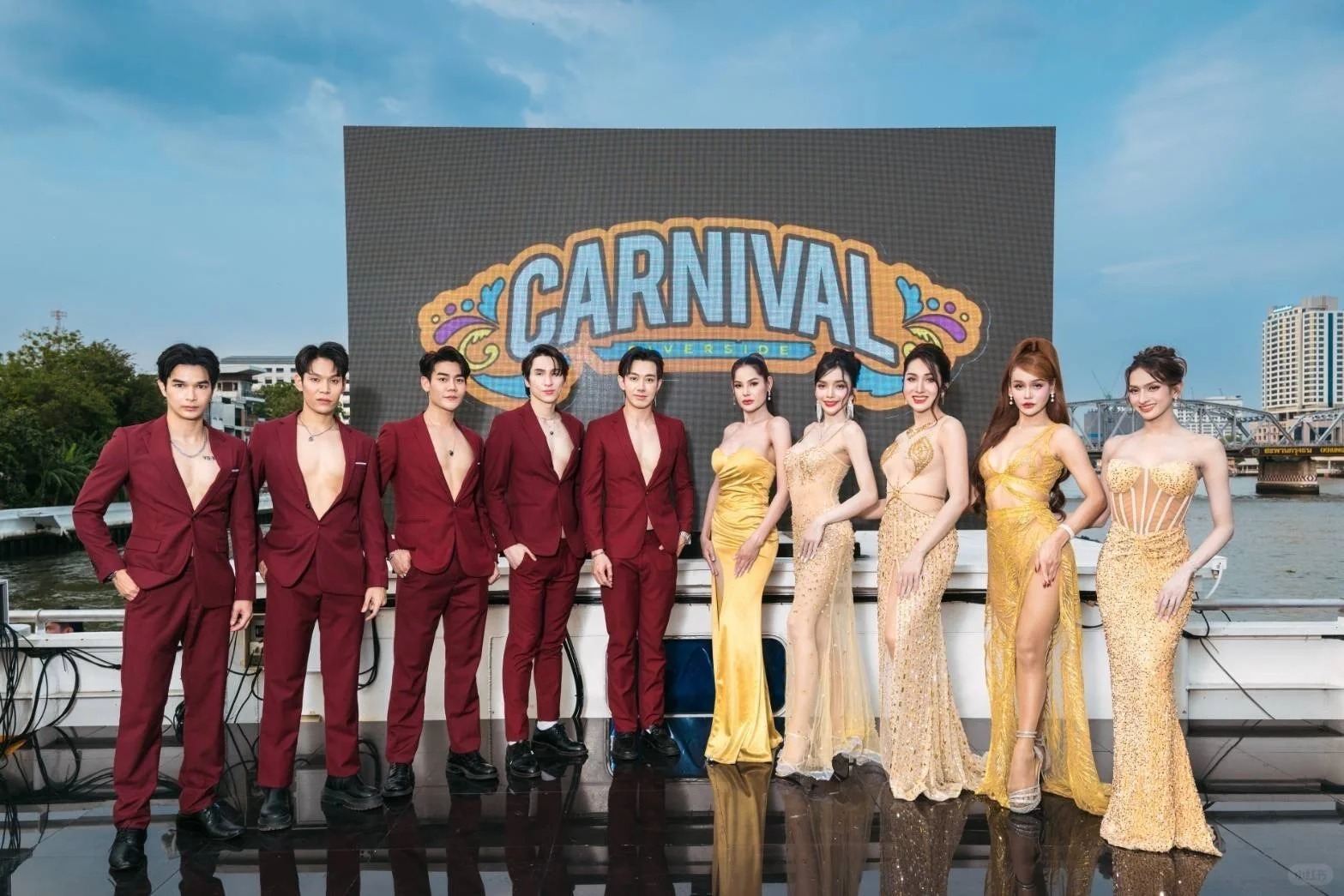 Crociera notturna sul fiume Chao Phraya a Bangkok - Carnival Cruise con buffet internazionale e spettacolo interattivo di modelle ladyboy