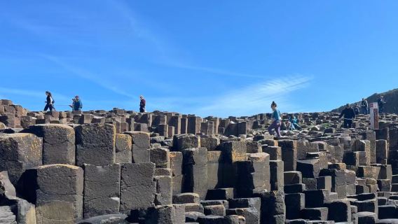 北愛爾蘭貝爾法斯特來回-巨人之路+黑暗樹籬+鄧盧斯城堡 中文