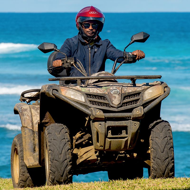 Croisière dans le sud-ouest de l'Île Maurice avec observation de dauphins, snorkeling, visite du Pont Naturel, safari en 4x4, bateau à fond de verre à Blue Bay et snorkeling