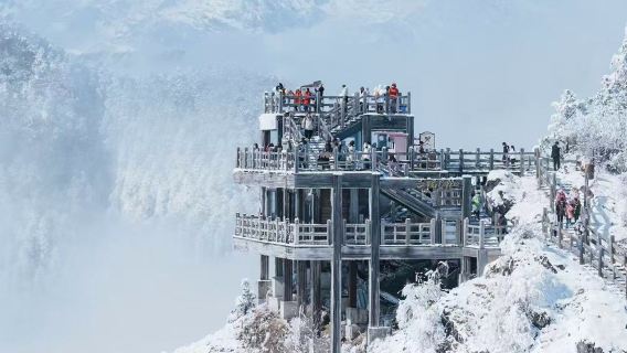 Ab Chengdu: [Xiling Schneeberg|Schneebetrachtung|Skifahren|Sonnenuntergang beobachten|Thermalbad] Privattransfer Tagesausflug