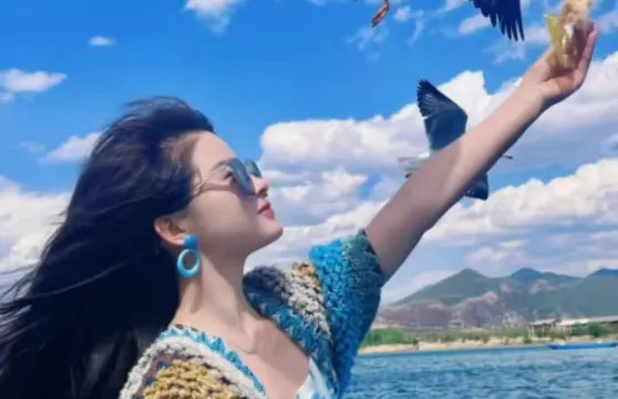 四川涼山瀘沽湖愛情碼頭遊船/豬槽船包船觀光（360度賞瀘沽湖美景·泛舟於瀘沽湖草海-花海-水下草海-王妃島）