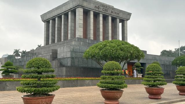 Excursión de un día en Hanói: Plaza Ba Dinh + Ciudad imperial de Thang Long + Templo de la Literatura + Lago Hoan Kiem con transporte privado