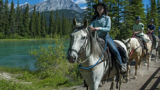 Promenade à cheval sur la rivière Bow au départ de Banff