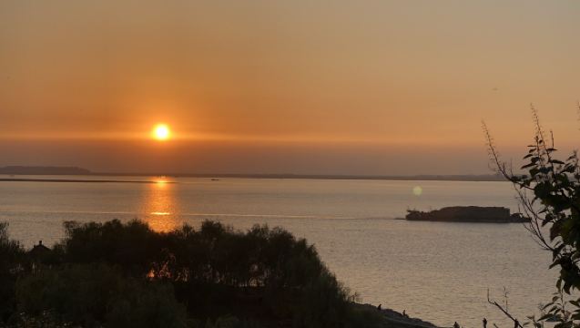 One-Day Tour from Changsha: Yue Yang Tower + Lake Dongting + Quzi Garden