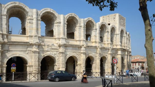 法國馬賽阿爾勒羅馬劇院+聖特羅菲姆教中文包車一日遊可定制