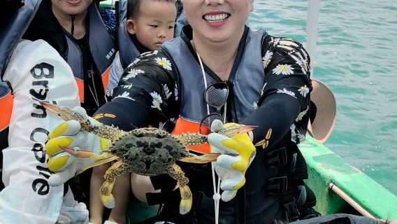 Sewa bot laju di Lingshui Li'an untuk menarik perangkap ikan seperti buka kotak misteri/pengalaman memungut hasil laut bersama keluarga dipandu nelayan lama, hasil tangkapan boleh dibawa pulang sepenuhnya