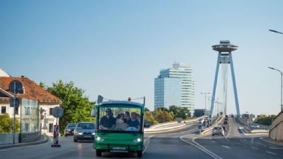 Bratislava: Bus City Tour-Unlimited Drinks,Prosecco,Beer