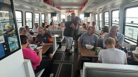 Charlottetown: Crociera di 90 minuti nel porto con cena e musica LIVE!