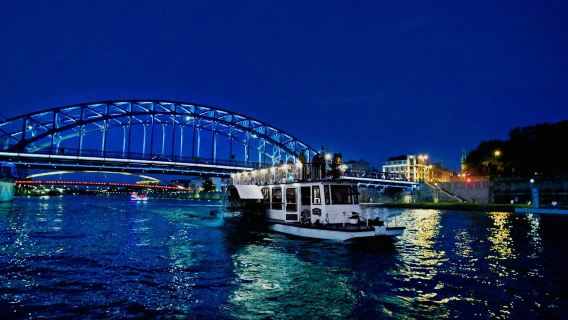 Krakau: Nächtliche Weichsel-Flussfahrt mit Live-Reiseleitung
