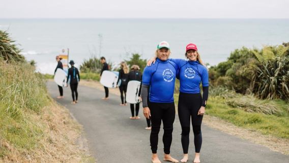 Raglan: lezione di surf di gruppo