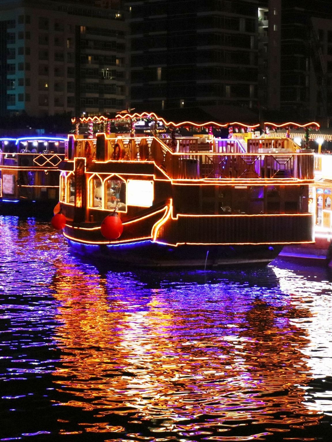 Cena in crociera su dhow a Dubai Marina con trasferimenti e intrattenimento