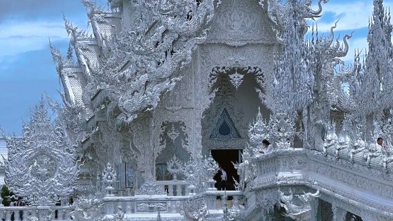 期間限定特典!チェンライ バーンダム博物館+ワット ローンクン+ブルーテンプル日帰りツアー【ロングネック族追加可|ゴールデントライアングル】