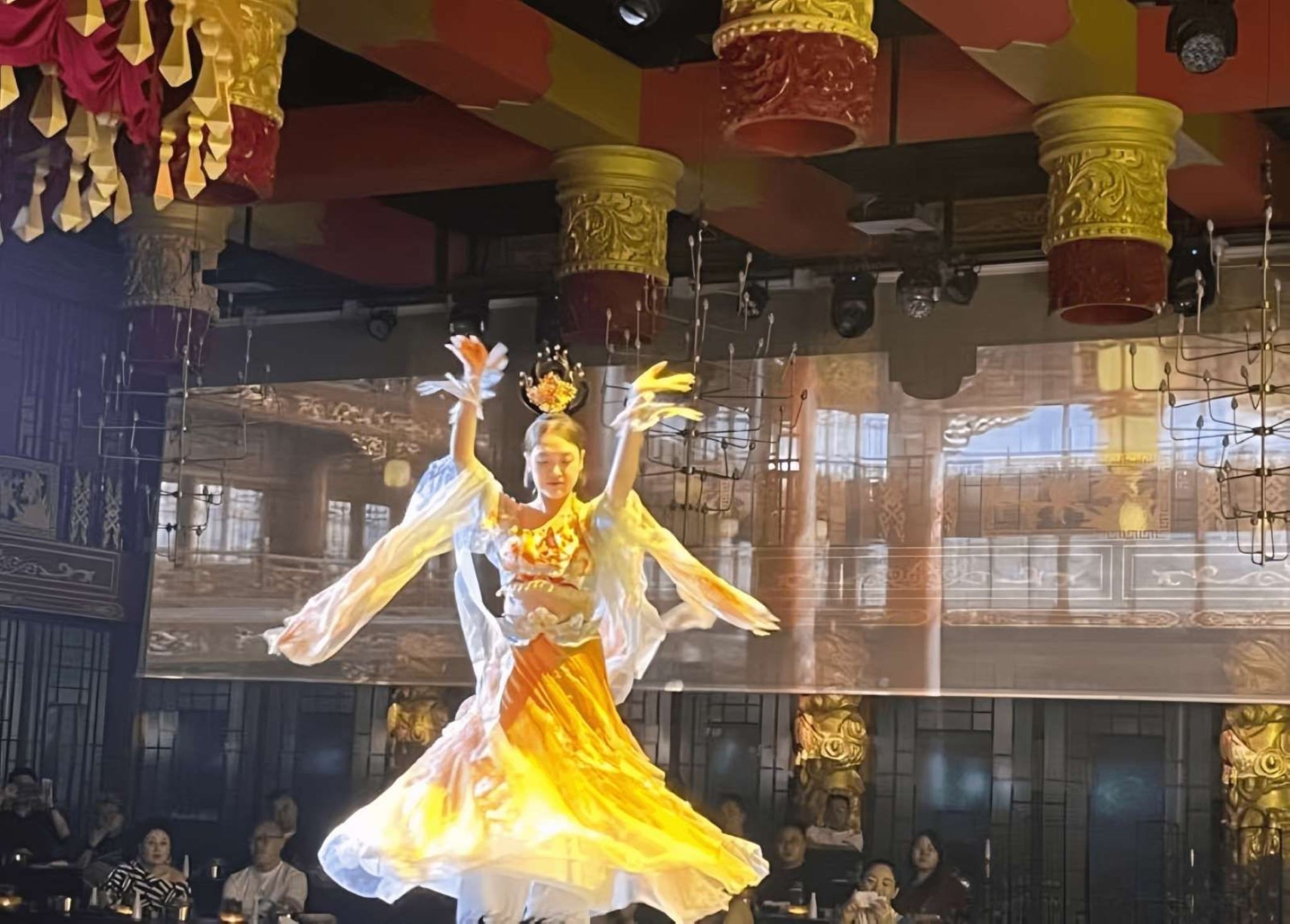 Chengdu Shu Kingdom Palace Banquet: Hidangan Kelas Kaisar yang Berpadu dengan Pertunjukan Panggung Megah