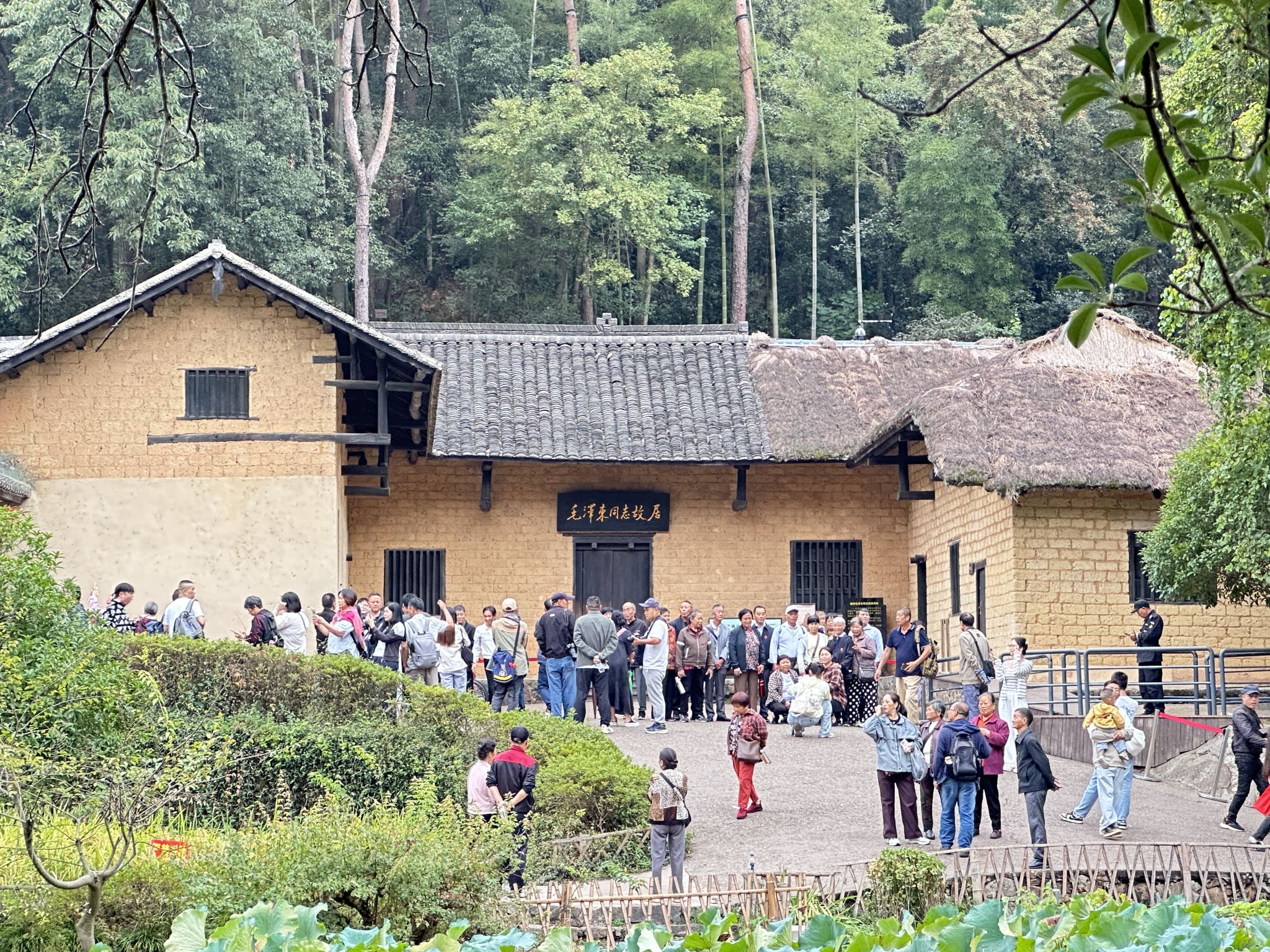 1-day tour to Shaoshan including Mao Zedong's Former Residence, Liu Shaoqi's Former Residence, Bronze Statue Square, and Memorial Hall - all-inclusive