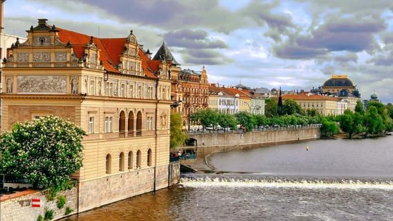 捷克布拉格+布拉格城堡+查理大橋+伏爾塔瓦河遊船等包車一日遊