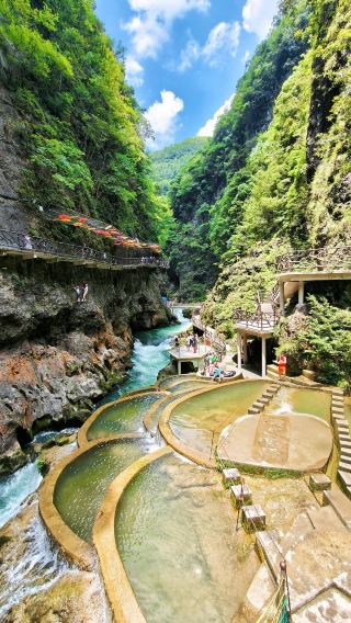 1-day private charter tour to Tongren Ancient City + Tongren Grand Canyon + Zhongnanmen + Dongshan Temple with bilingual service (Chinese-English)