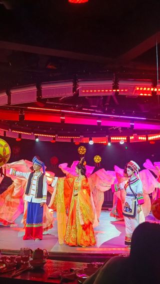 大理古城庭園夕食：大理宮廷衣装撮影＆白族民俗ライブ宴会ショー