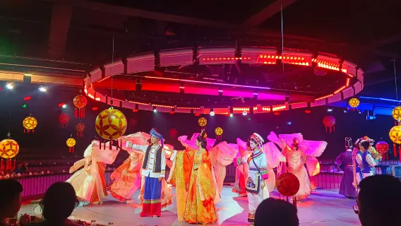 Cena nel Giardino Antico di Dali: Scatti in Costume Reale di Dali e Spettacolo Live del Banchetto Folk Bai