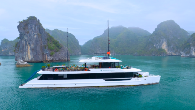 Luksus krydstogt i Lan Ha-bugten: Buffetfrokost, sunsetparty og valgfri kajaksejlads