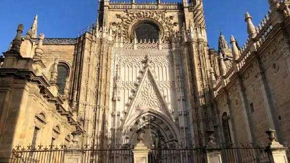 Half-day tour to the Royal Alcázar of Seville and Seville Cathedral (optional Chinese/English/Japanese guide)