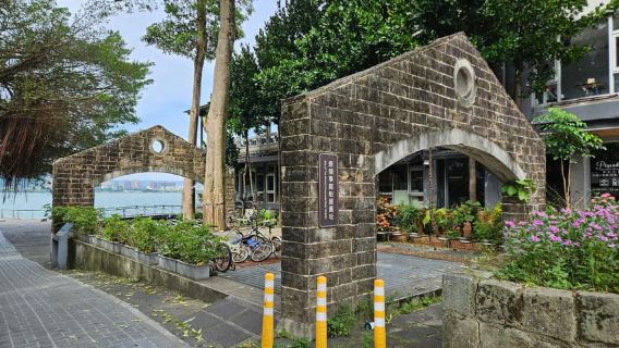 Tamsui: Historic Landmarks and Riverside Morning Tour