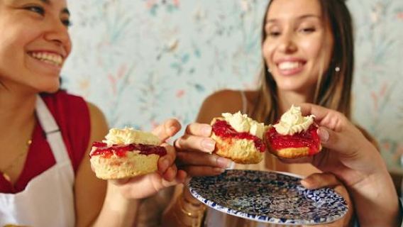 Traditioneller englischer Scone-Backworkshop in London mit Tee