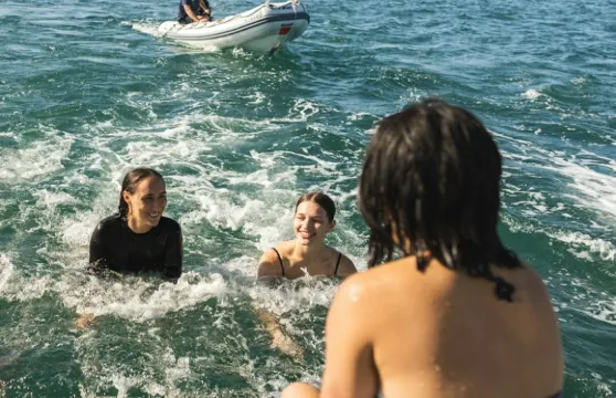 大克佩爾島 (Great Keppel Island)：乘船遊覽 + 浮潛及蹦網樂趣 + 燒烤午餐