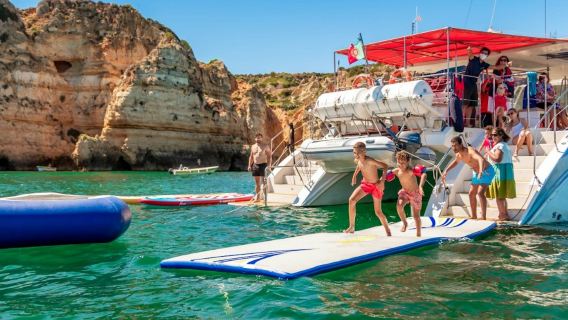 Các bãi biển Algarve: Chuyến du ngoạn bằng thuyền buồm hai thân nửa ngày khởi hành từ Lagos