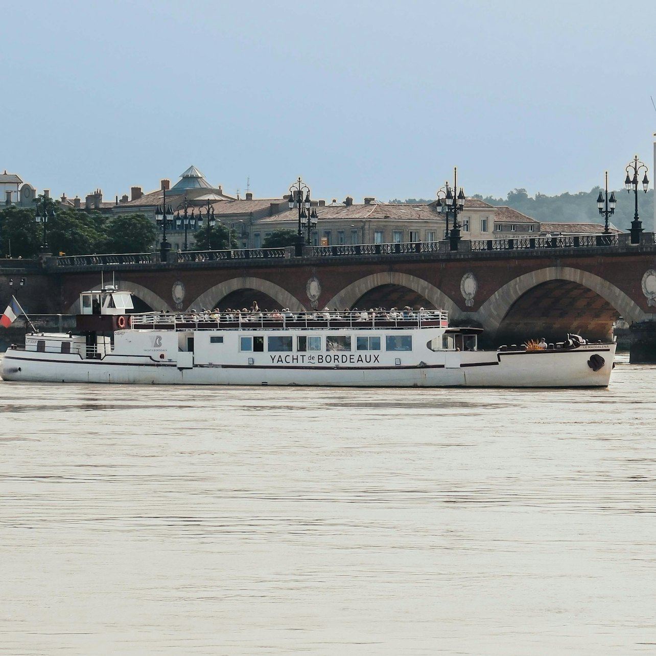 Bordeaux: Guided Cruise on the Garonne with a Drink and a Canelé
