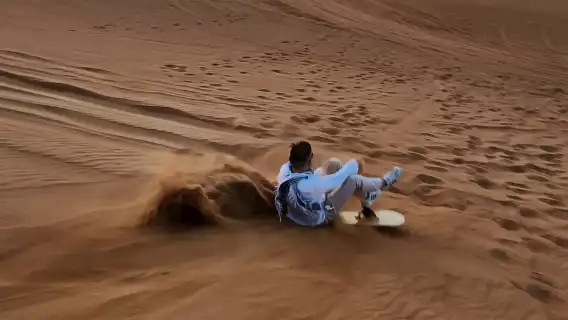 杜拜沙漠衝浪：沙漠衝沙與滑沙冒險，含燒烤晚餐