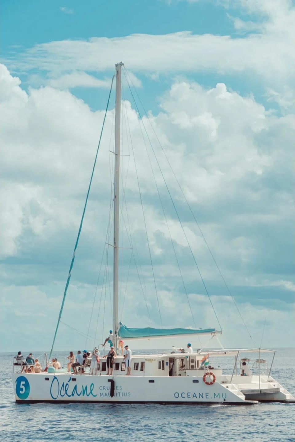 Mauritius Catamaran Dolphin Watching Tour [Hotel Transfer + Lunch + Snorkeling]