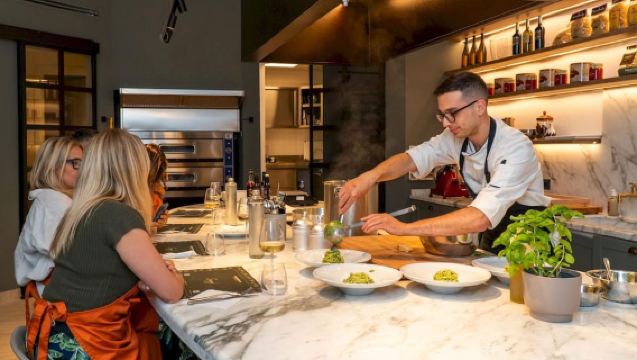 โรม: คลาสทำพาสต้าและทิรามิสุแบบลงมือทำ พร้อมไวน์ไม่อั้น