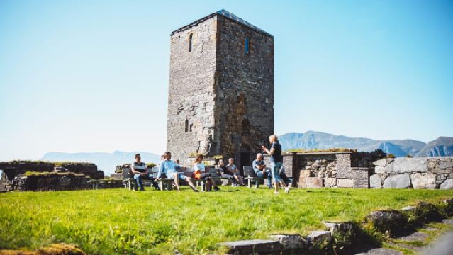 Måløy: Tour panoramico in barca con sosta guidata al Monastero di Selja