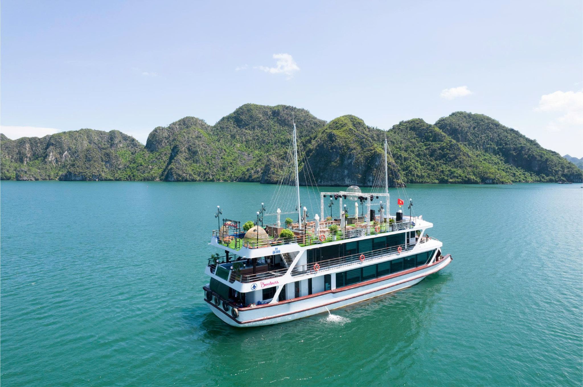 Sweetness Cruise Ha Long Bay: Caves, Kayaking, Swimming & Lunch