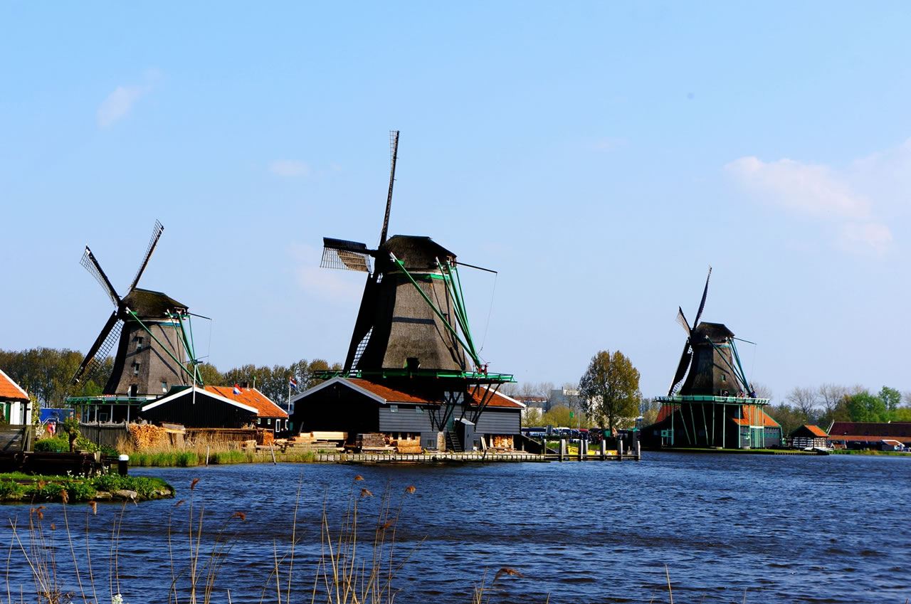 1-day tour to Zaanse Schans, Volendam & Marken (English-speaking guide + Chinese audio guide)