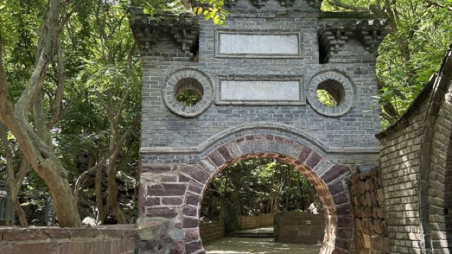 Tagesausflug mit Privattransfer zum Cangyan-Berg und Longquan Ancient Town · Drama Fantasy City in Shijiazhuang, Hebei, mit chinesischem und englischem Service