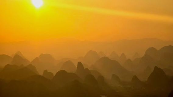 พระอาทิตย์ตกที่ภูเขาเซียงกง: สวรรค์ของช่างภาพและทิวทัศน์ภาพวาดหมึกที่หยางซั่ว